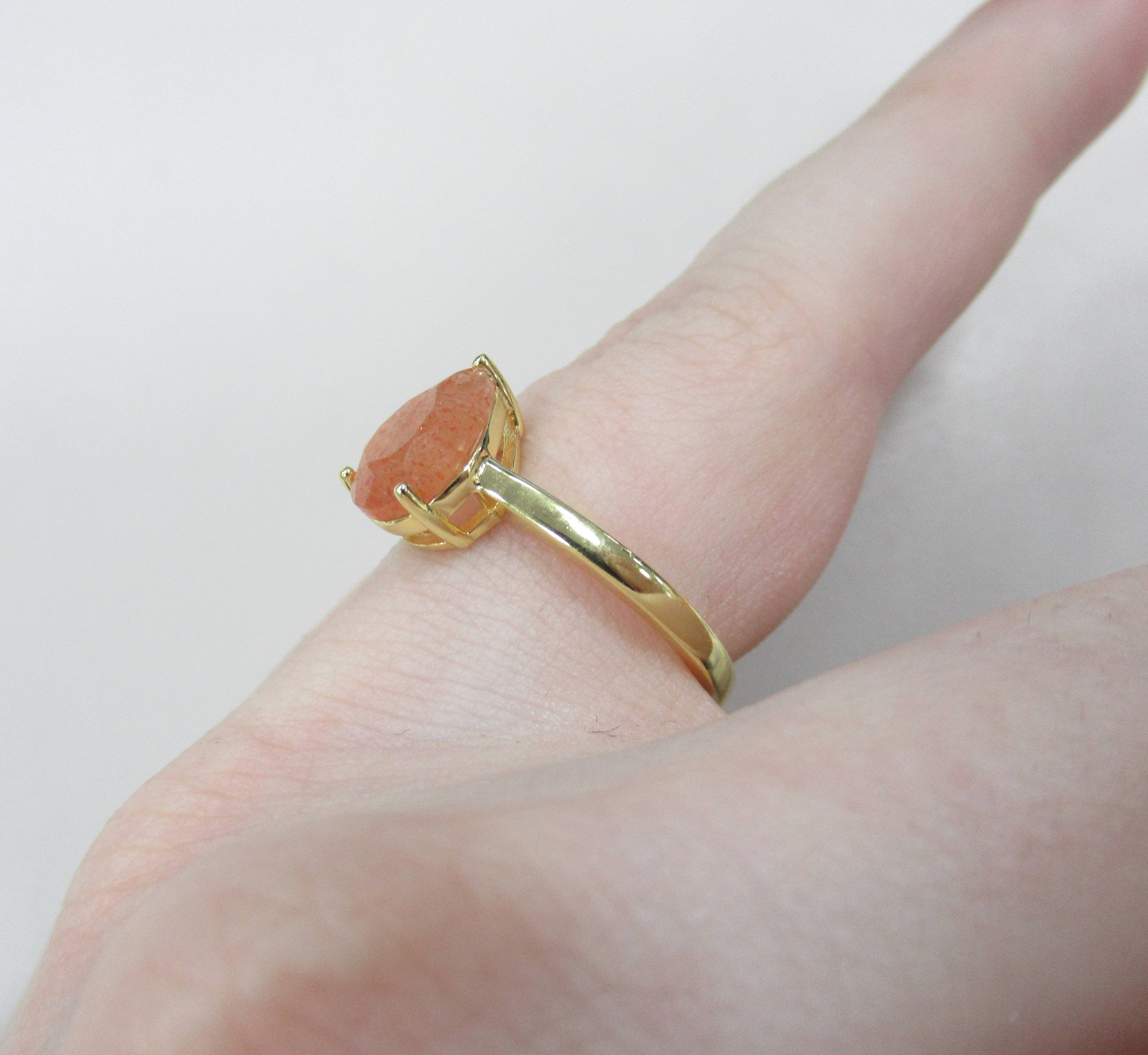 Серебряное кольцо с солнечным камнем